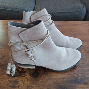 Sorel Farah Women's Light Grey Suede Tassel Slip On Ankle Boots Booties Size US9